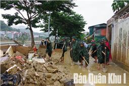 Cán bộ, chiến sĩ Bộ CHQS tỉnh khắc phục hậu quả mưa lũ và ứng phó bão số 11